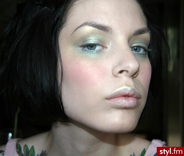 Face:      Too Faced Absolutely Flawless Concealer - Vanilla     Dior Diorskin Sculpt Foundation - 10     Manic Panic Dreamtone Flawless Foundation - White (mixed in to get the right shade)     MAD Minerals - Translucent Veil Mineral Finishing Powder - Wieczorowe Makijaże