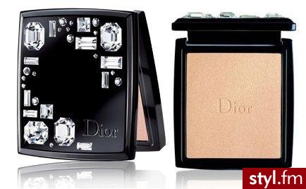 Tak jak inne firmy, Dior w karnawale także stawia na błysk. Zapewnić to ma puder prasowany rozświetlająco-nabłyszczający - Night Diamond. 

Dużym plusem tego specyfiku jest lekka konsystencja i trwałość. Przypudrowana nim skóra ładnie mieni się w świetl - Misz-masz