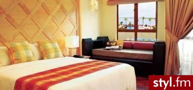 Langkawi Lagoon Resort Obiekt znajduje się na zachodnim wybrzeżu wyspy Langkawi, w pobliżu gór, bezpośrednio przy plaży. Kompleks podzielony jest na część stylizowaną na kolonialne miasteczko oraz na część stylizowaną na malajską wioskę drewnianych
domkó - Mój pokój Wnętrza