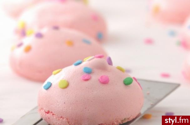 Raspberry Confetti Cookies

3 egg whites
1/8t. salt
3 1/2 T. raspberry Jell-O
3/4 c. sugar
1T. vinegar
Confetti sprinkles - Kuchnia