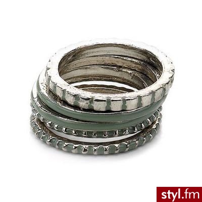 Monsoon Accessorize - Julianna Green Stacking Rings - Polyvore. Pobrano ze strony: http://www.polyvore.com/monsoon_accessorize_julianna_green_stacking/thing?id=10198131 - Pozostałe Dodatki Moda