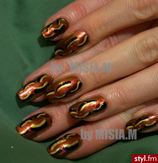 dla odważniejszych. lakier Sally Hansen Nail Prisms nr. 43 Bronze Pink - Paznokcie