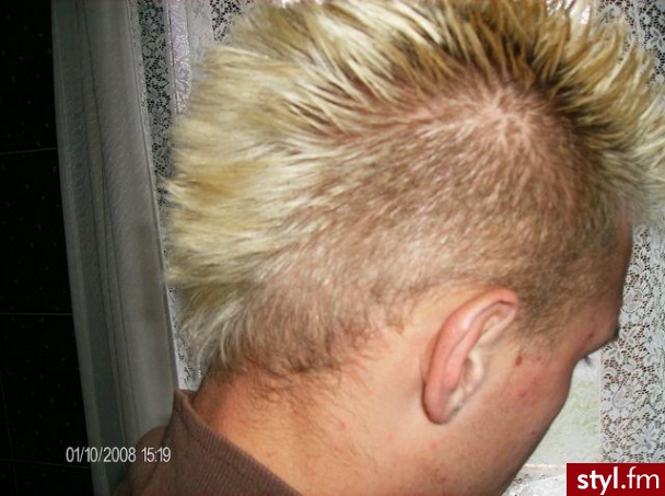 rozjaśniony blond - Punk Rock Alternatywne Średnie Fryzury