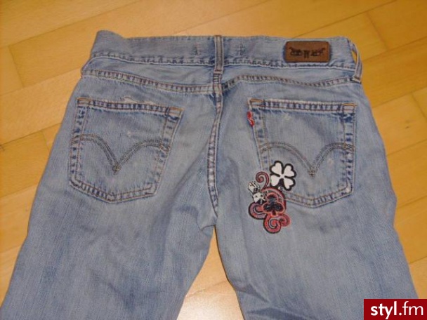 Jeansy Levi's EVE. Mam do sprzedania używane jeansy Levi's model EVE, poszarpane z aplikacją na tylnej kieszeni rozmiar 27/32 - Misz-masz