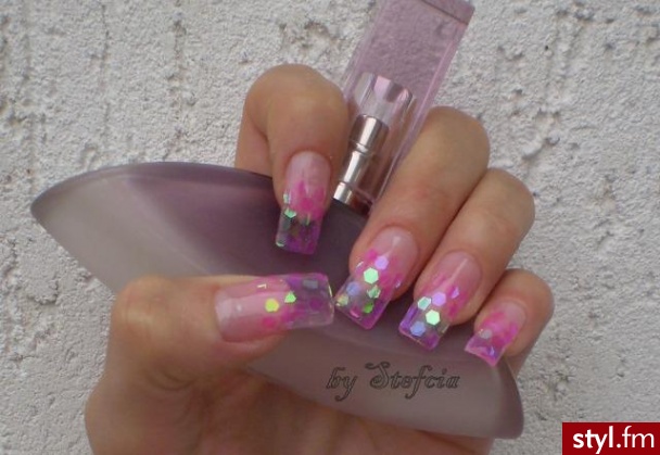 rózowe pazurki. źródło : http://nailsofdreams.blog.onet.pl/ - Paznokcie