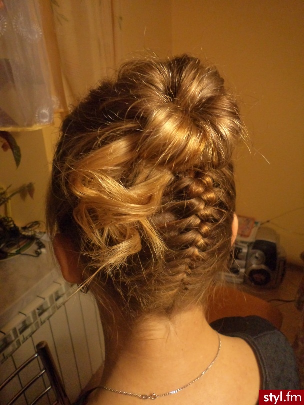 Blond Upięcie Kręcone Wieczorowe Średnie Fryzury