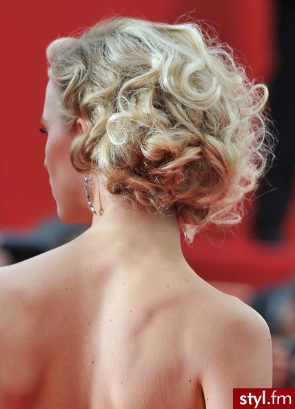 Blond Rozpuszczone Kręcone Wieczorowe Średnie Fryzury
