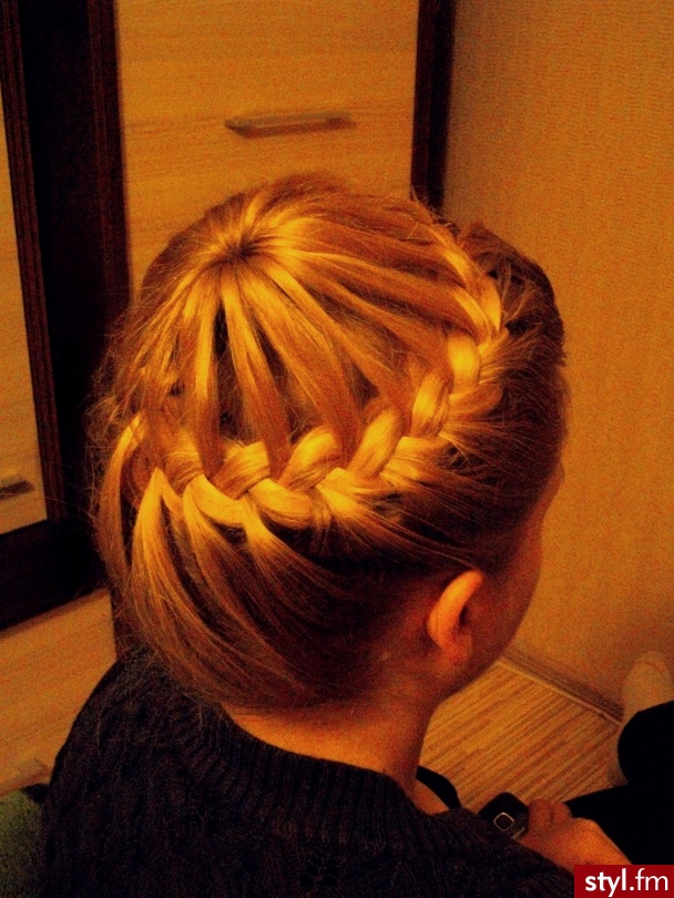 Blond Warkocze Proste Wieczorowe Średnie Fryzury