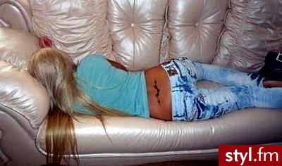 Dżinsy... Fajne dżinsy... i fajna szczupła laska ! :D - Pozostałe Ciuchy Moda