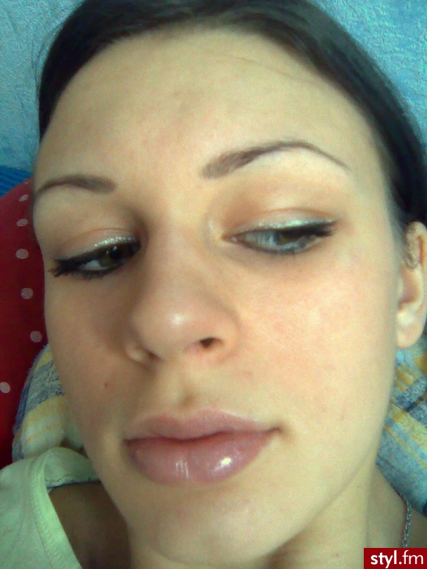 Czarna kredka, srebrny eyeliner, tusz. No i błyszczyk - Makijaże