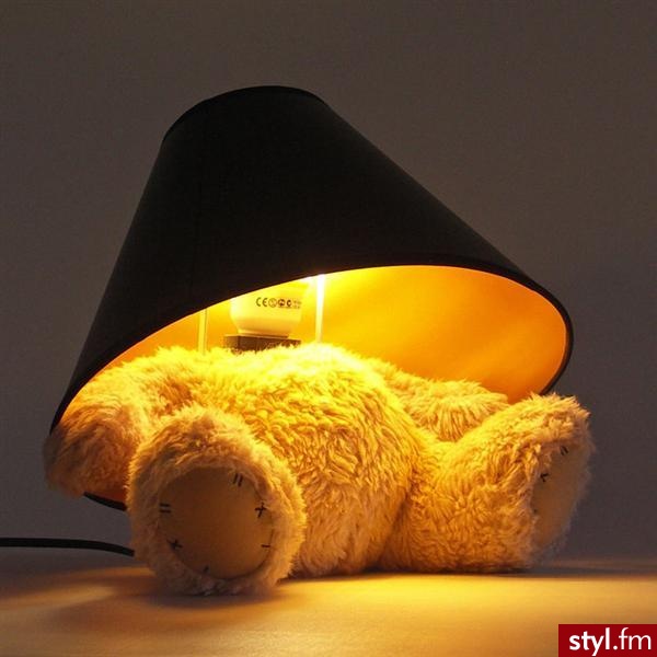 Lampa Teddy Bear.
Urocza nocna lampka, ktorej podstawę stanowi korpus pluszowego misia- zamiast głowy żarówka odsłonięta czarnym kloszemcena: 420,00 zł - Gadżety Inne Moda