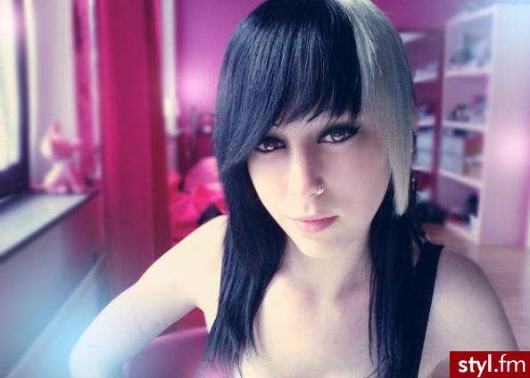 Ja. Jak cos to oczy sa photoshopem poprawione. - EMO Alternatywne Średnie Fryzury