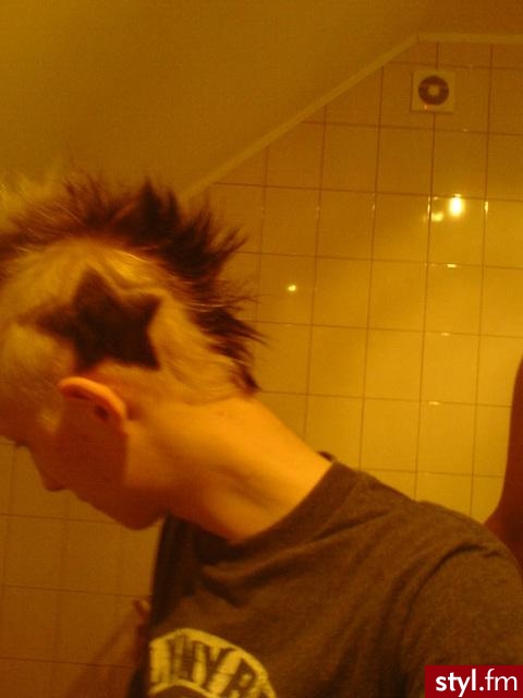 kolejne zdjecie :) troche z boku... - Punk Rock Alternatywne Średnie Fryzury