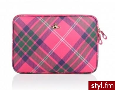 Pokrowiec na laptopa Vivienne Westwood. Pokrowiec na laptopa Vivienne Westwood. Wymiary: 38 cm (długość), 27 cm (wysokość), 3
cm (szerokość).

Cena: 218 euro
, czyli około 872 zł.

Kupisz w sklepie
My Wardrobe. - Misz-masz