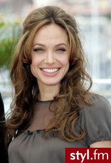 Angelina JOoi - Kręcone Na co dzień Średnie Fryzury