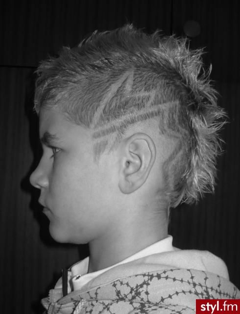 Wzorek wykonał mi brat, zwykła maszynką do włosów, nie żadną o grubości 0,5 cm ;] - Punk Rock Alternatywne Średnie Fryzury