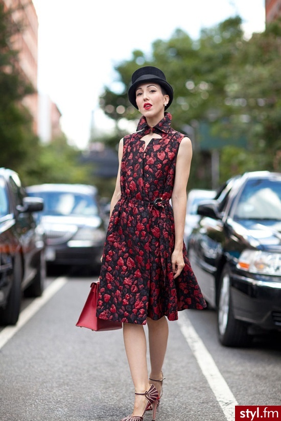 A red dress and top hat plays up the drama that Michelle Harper is known for - Pozostałe Sukienki Moda
