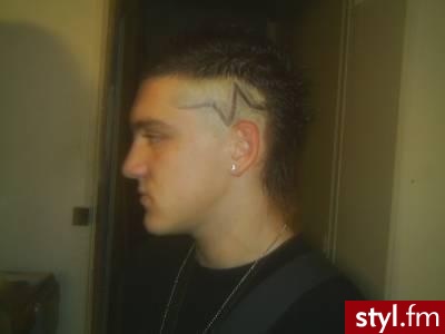 wzór na głowie. Fryzury dla odważnych. wzór na głowie - Internetowy Katalog Fryzur IKF.com.pl, propozycje fryzur na każdą okazję np. fryzury trendy - Punk Rock Alternatywne Średnie Fryzury