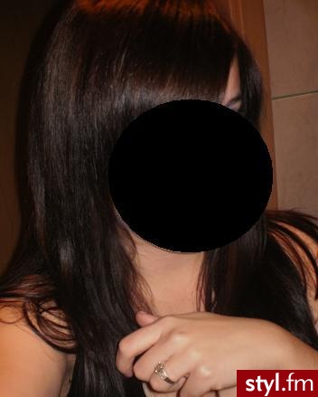 Mój nowy kolor - jestem jednak brunetką. Mój nowy kolor - lepiej czuje się w ciemnych włosach i bardziej mi pasują niż w jasnych:) Przepraszam jezeli jest ciemno ale mój aparat to złom :D Nie patrzeć na fryzure bo fryzura normalna :) - Średnie Fryzury