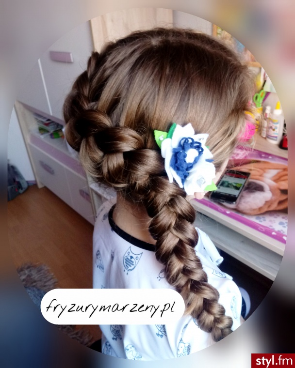 Warkocz holenderski na boku oraz spinka od fryzurymarzeny - Długie Fryzury
