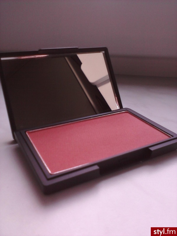 Róż SLEEK. SLEEK MAKEUP BLUSH Coral 933, ostatnia fotka bez trybu nocnego, piękny kolor, na polikach wygląda brzoskwinkowo :) - Makijaże