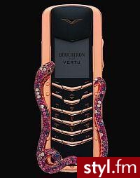 Vertu Signature Cobra

Istnieje zaledwie osiem modeli komórki. Powstała ona przy współpracy Vertu i francuskiej firmy Boucheron. Obudowa wysadzana jest 439 rubinami i ozdobiona dużym diamentem w kształcie łezki. Natomiast w oczach kobry znajdziemy dwa s - Gadżety Inne Moda