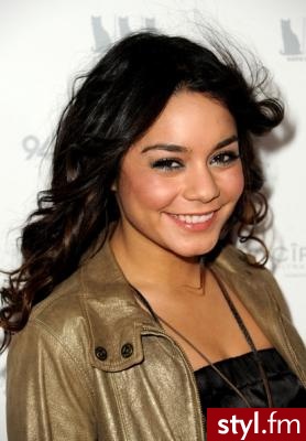 Vanessa Hudgens - Kręcone Na co dzień Długie Fryzury