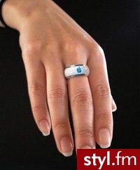 iRing - pierścionek z Bluetooth...

Ale czym tak naprawdę ma być iRing? Oczywiście nie tylko zwykłym kawałkiem biżuterii. Pierścionek miałby być urządzeniem Bluetooth, które miało by możliwość kontroli muzyki przez zwykłe przesunięcie po nim palcem. Żad - Gadżety Inne Moda