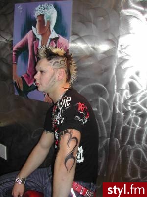 fryzury w stylu emo. Fryzury dla odważnych. fryzury w stylu emo - Internetowy Katalog Fryzur IKF.com.pl, propozycje fryzur na każdą okazję np. proste fryzury - Punk Rock Alternatywne Średnie Fryzury