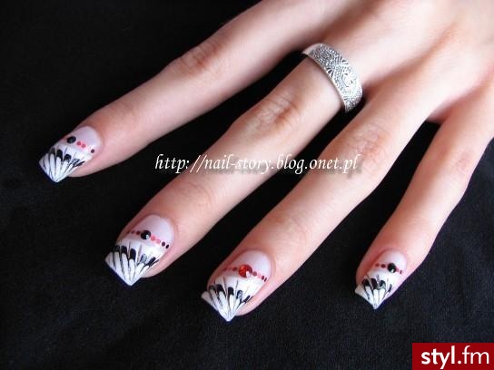 Nail madness. Zdobienie wykonane na naturalnych paznokciach za pomocą kolorowych lakierów oraz cyrkoni i hologramów super mini. 
UWAGA: Zdobienie inspirowane innym zdobieniem (głównie w kontekście rozmazywanek, w których jestem raczej początkująca). - Paznokcie