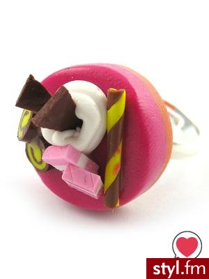 Pierścionek z miniaturkami czekoladowo - bananowych ciast. Cena: £9.95 - Pozostałe Dodatki Moda