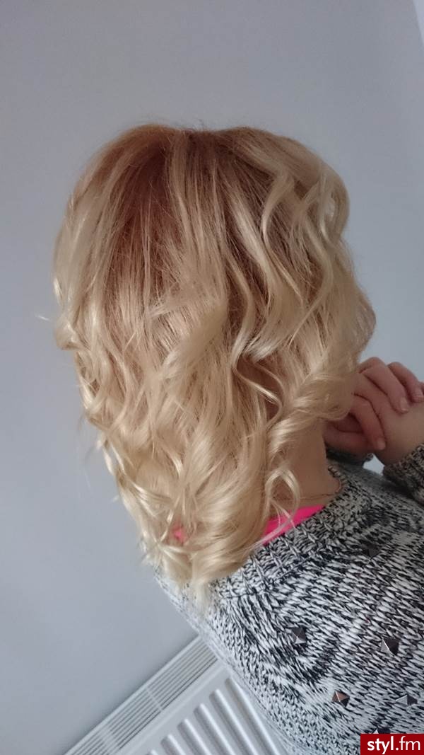 Blond Rozpuszczone Kręcone Wieczorowe Średnie Fryzury