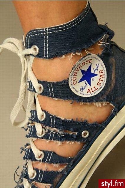 Postrzępione Converse.
Można je kupić w internetowym sklepie Free People. Kosztują 128 dolarów. - Pozostałe Buty Moda
