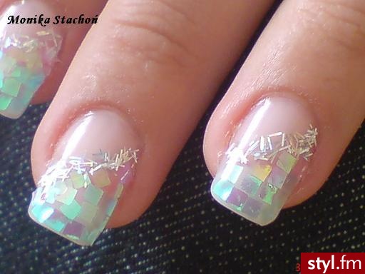 Pazurki żelowe przedłużone na tipsie: kwadraciki z folii holo turkusowo różowe ułożone na skos, a po skosie srebra trawka holo ;)

kontakt:
kom: 725-167-511
gg:8808254

CZĘSTOCHOWA - Paznokcie