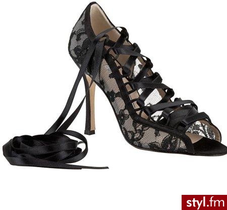 Ozdobne buty Manolo Blahnik są sznurowane ozdobną tasiemką. Wyglądają zachwycająco.
Satynowa tasiemka służy do sznurowania. Można ją dodatkowo zapleść wokół nogi lub zawiązać Można je kupić w internetowym sklepie Barneys New York. Kosztują 915 dolarów. - Pozostałe Buty Moda