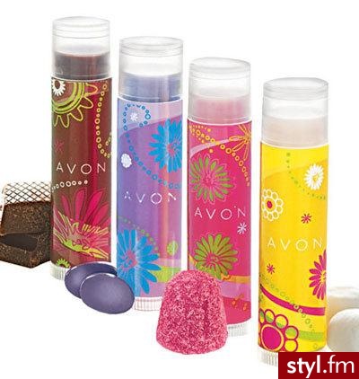Avon zadba o Twoje usta także podczas zbliżającej się wiosny. Balsamy dostępne w czterech smakach: czekolady, pianki (marshmallows), jagody oraz żelek. Cena: $0.69 - Misz-masz