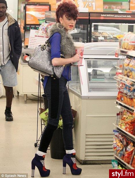 Cher Lloyd.. Ona wie, jak się efektownie ubrać :) - Moda uliczna Inne Moda