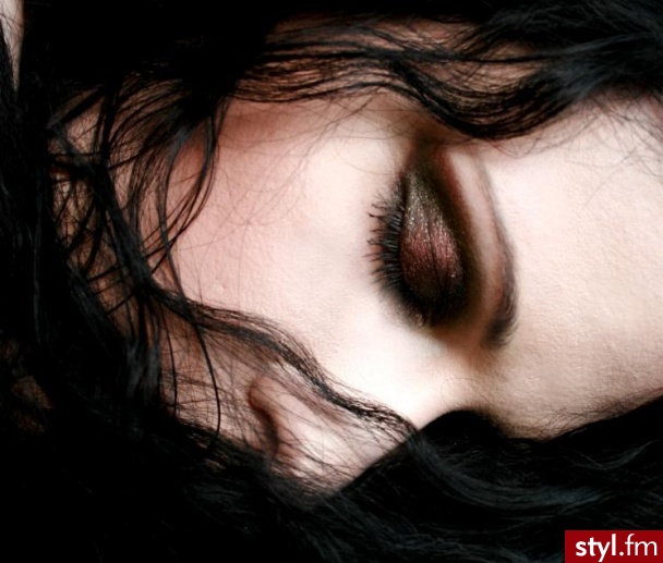 Jesienne trendy zadowolą każdą kobietę, mamy brązy, nude, mocny kolor albo smoky eye. Zależnie od urody wybieramy to, co do nas pasuje. Ja lubię mocne akcenty na oku więc wybrałam smoky, Cavalli trafił w mój gust w 100%. - Makijaże