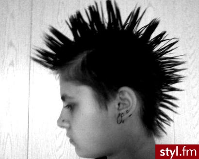 Fryzura jak na puka przystało, tylko trochę mało odważna - Punk Rock Alternatywne Średnie Fryzury