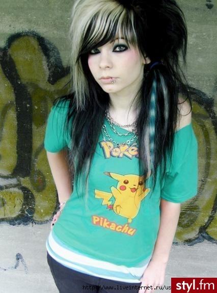 Emily Vallanueva - EMO Alternatywne Średnie Fryzury