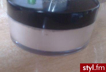 Puder sypki, transparentny COLLECTION 2000 - kupiłam wczoraj za jedyne 2,90 funta. Inspiracje wzięłam od pewnej brytyjskiej blogerki która bardzo chwaliła ten puder mimo ,że jest bardzo niskiej ceny.Postanowiłam kupić - to był strzał w dziesiątkę.Na 100% - Dzienne Makijaże