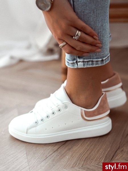 Piękne, casualowe buty sportowe idealne do codziennych stylizacji. Klasyczny biały kolor przełamany zostaje subtelnym zdobieniem, które sprawia, że but zyskuje wyjątkowy charakter. https://roseboutique.pl/ - Sportowe Buty Moda