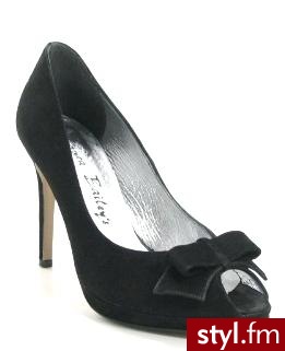 Kolor: czarny

Cholewka: skóra naturalna - zamsz

Wkładka: skóra naturalna

Obcas: wysokość 10 cm

Producent: SOKÓŁ

Dostępność: dostępny - Pozostałe Buty Moda