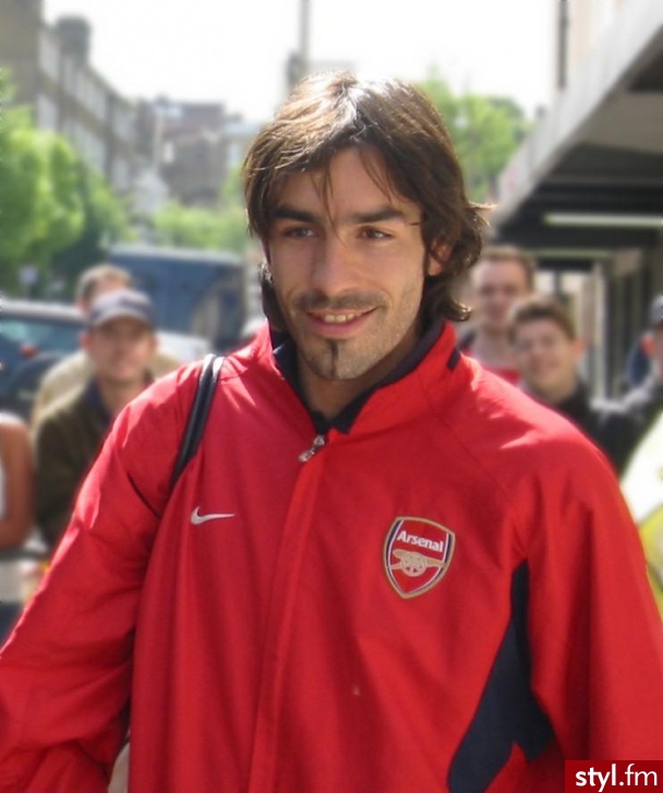 Robert Pires. byly gracz arsenalu. Aktualny gracz Villareal. Z narodowosci Francuz - Średnie Męskie Fryzury