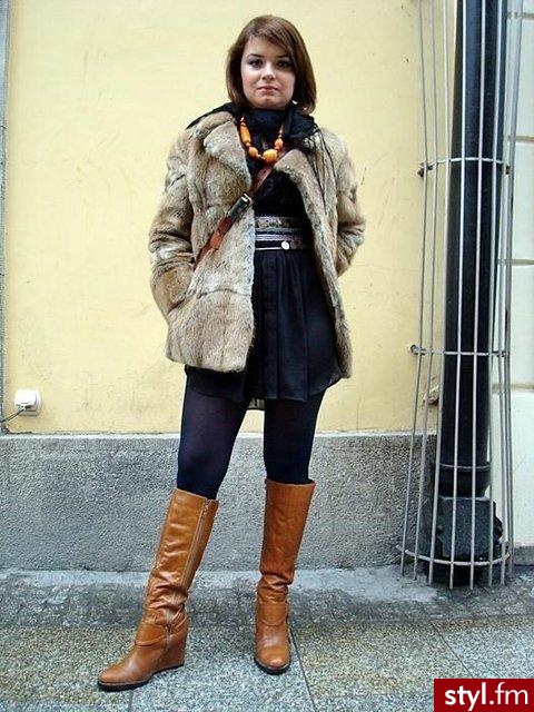 Przedstawicielka stylu boho z Krakowa.


Jak podoba się Wam jej strój? 

O stylu boho możecie przeycztać w serwisie oraz Modne miasto Kraków! - Moda uliczna Inne Moda