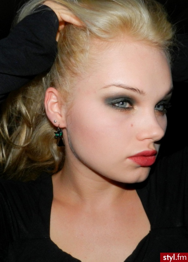 Smoky eye powraca :)<br>1.Korektor pod oczy 2. Podkład 3.Puder transparentny sypki 4.Baza pod cienie 5. Górna powieka: Mix cieni czarny, brązowy zielony 6. Dolna powieka: jak wyżej plus miedziany i złoty 7. Brwi: Cień do brwi 8. Usta: matowa czerwon - Makijaże