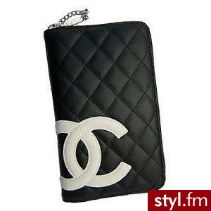 Portfel od Chanel,zewnątrz obciagnięty plikowaną czarną skórką,posiada biały,dośc duzy znak markowy Chanel. - Misz-masz
