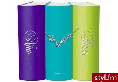 Zegar Book przeznaczony jest do ustawienia na regale z książkami - doskonale wtopi się w otoczenie i jednocześnie będzie oryginalnym dodatkiem do wnętrza. Trzy kolorowe tomy pasują zarówno do sypialni, pokoju nastolatki, jak i biura. - Moje biurko Wnętrza