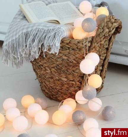 Green Canoe Lamp - Girlanda Cotton Ball Lights 

Nowoczesna świecąca girlanda złożona z 10, 20, 35 lub 50 świecących bawełnianych kul
http://outlabsklep.pl/Green-Canoe-Lampa-Girlanda-Cotton-Ball-Lights - Wnętrza