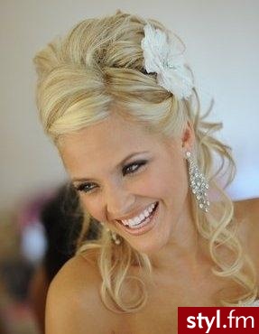 Blond Upięcie Kręcone Ślubne Średnie Fryzury